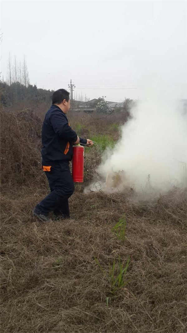 LUTUBE下载地址欧迪工艺部刘剑波经理演示灭火器用法