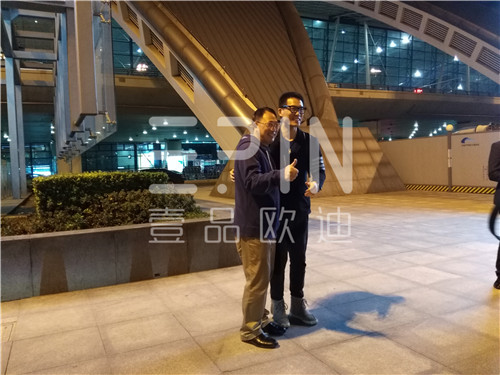 中央电视台财经评论员单仁博士来蓉,四川牛商常委集体接机